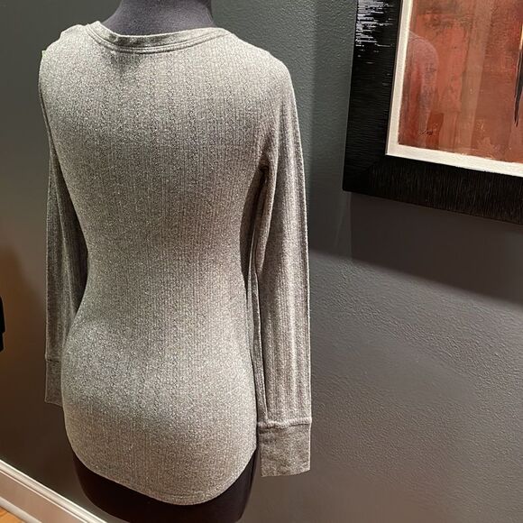 Victoria’s Secret gray sparkle Henley style sleep top. XS. - Picture 4 of 6